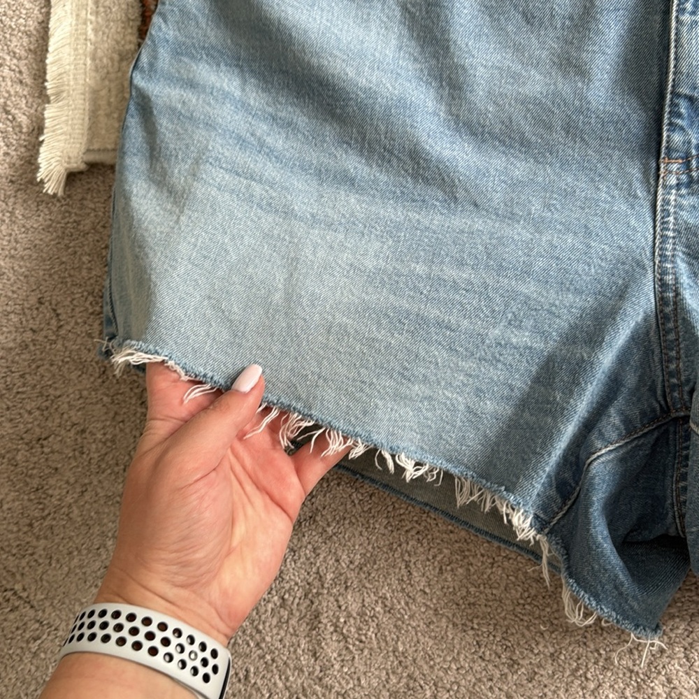 NEW- Universal Thread High Rise 90’s Cutoff Shorts in Medium Wash - Picture 4 of 9